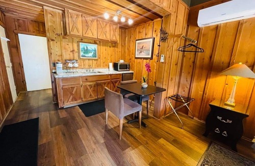 Shady Cove Hotel | Riverside Retreat: Family-Friendly Lodging with Spa & Breakfast