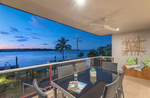 Noosaville Apartment | Waterfront Getaway on Gympie Tce with Free Bikes & Kayaks