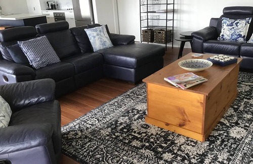 Brenda Park House | Riverside Retreat: Family-Friendly with Pool & Breakfast