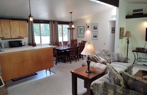 Kaweah House | Tranquil Riverfront Escape at North Fork Kaweah