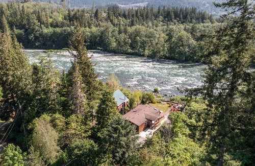 Gold Bar House | Idyllic Riverfront Retreat with Hot Tub - Little River House