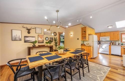 Gold Bar House | Idyllic Riverfront Retreat with Hot Tub - Little River House
