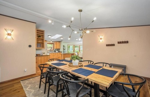 Gold Bar House | Idyllic Riverfront Retreat with Hot Tub - Little River House