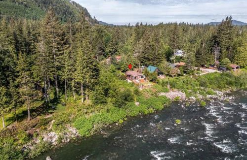 Gold Bar House | Idyllic Riverfront Retreat with Hot Tub - Little River House
