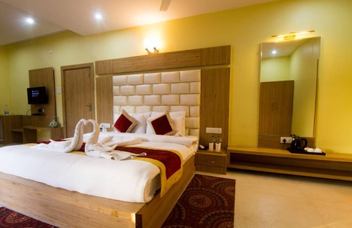 Chitrakoot Hotel | Budget-Friendly Riverfront Resort with Family Amenities
