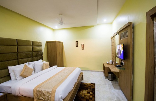 Chitrakoot Hotel | Budget-Friendly Riverfront Resort with Family Amenities