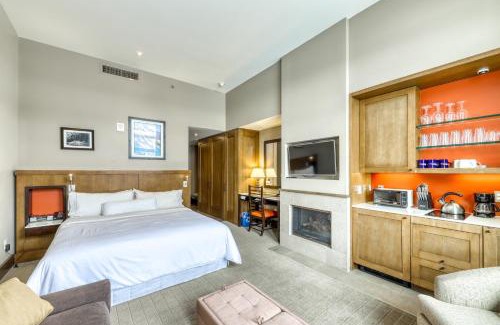 Avon Hotel | Relax at Riverfront Resort with Pool and Hot Tub Access