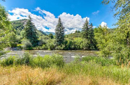 Avon Hotel | Relax at Riverfront Resort with Pool and Hot Tub Access