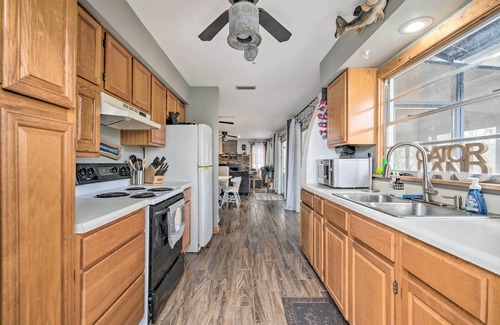 Bushnell Cabin | Relaxing Withlacoochee Riverfront Retreat with Spa & Breakfast