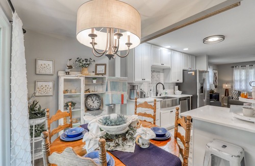 Front Royal Cottage | Riverside Retreat with Hot Tub & Child-Friendly Amenities