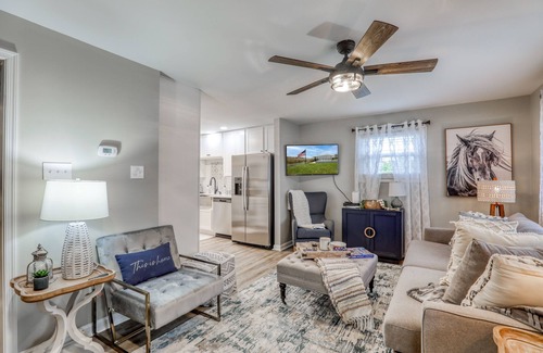 Front Royal Cottage | Riverside Retreat with Hot Tub & Child-Friendly Amenities