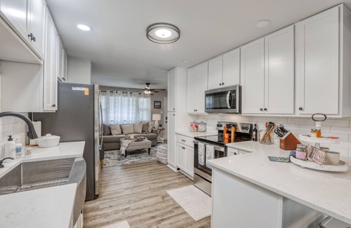 Front Royal Cottage | Riverside Retreat with Hot Tub & Child-Friendly Amenities