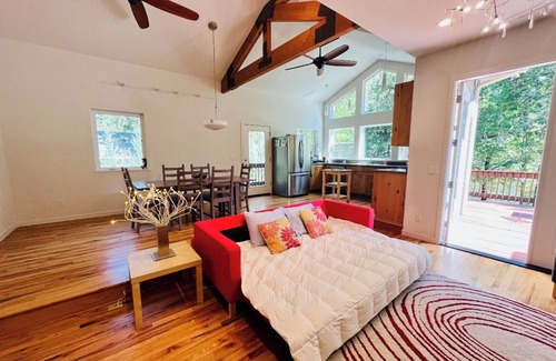 Trail House | Riverfront Retreat: 3-Bedroom Oasis with Spa & Ocean View