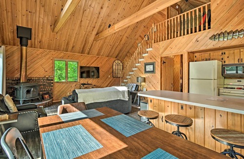 Mayfield Cabin | Pet-Friendly Riverfront Cabin: Kayak, Fish & Relax