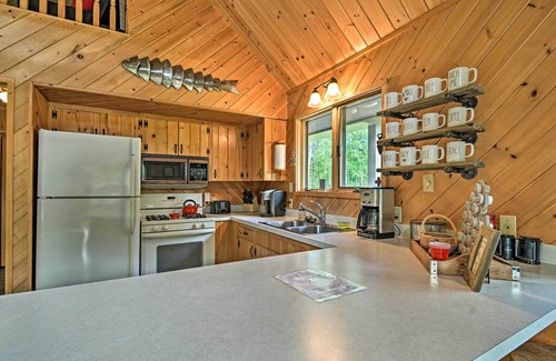 Mayfield Cabin | Pet-Friendly Riverfront Cabin: Kayak, Fish & Relax