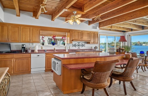 Homosassa House | Experience Riverside Bliss: Sleeps 12 with Private Dock