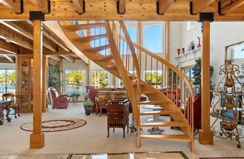 Homosassa House | Experience Riverside Bliss: Sleeps 12 with Private Dock