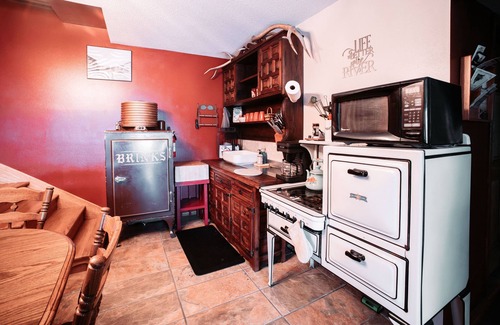 Colfax House | Relaxing Riverfront Retreat with Ocean View & Breakfast