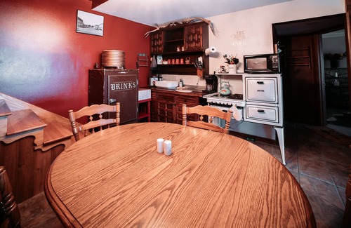 Colfax House | Relaxing Riverfront Retreat with Ocean View & Breakfast