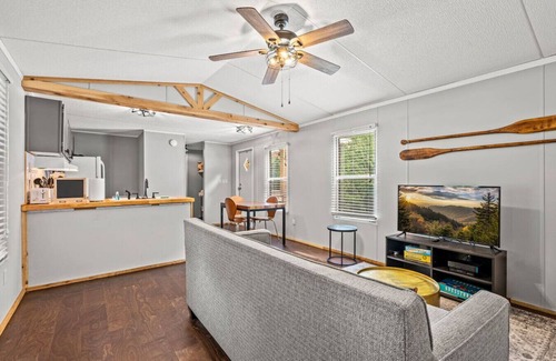 Townsend Cottage | Idyllic Riverfront Cottage with Fire Pit & Easy Park Access