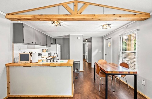 Townsend Cottage | Idyllic Riverfront Cottage with Fire Pit & Easy Park Access