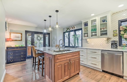 Zanesville House | Scenic Riverfront Zanesville Getaway with Private Bar