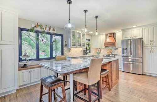 Zanesville House | Scenic Riverfront Zanesville Getaway with Private Bar