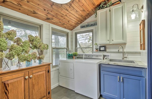 Zanesville House | Scenic Riverfront Zanesville Getaway with Private Bar