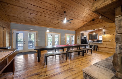 Broken Bow Cabin | Experience Riverhawk at Lazy River Retreat: Pet-Friendly Stay