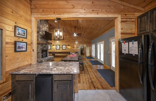 Broken Bow Cabin | Experience Riverhawk at Lazy River Retreat: Pet-Friendly Stay