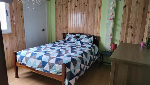 Vila do Conde Cabin | RiverHouse: Oceanfront Escape with Pool & Hot Tub