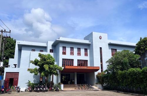 Mae Sariang Resort | Cozy Riverhouse Resort: Oceanfront Poolside Getaway