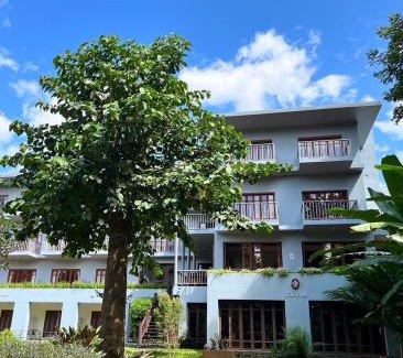 Mae Sariang Resort | Cozy Riverhouse Resort: Oceanfront Poolside Getaway