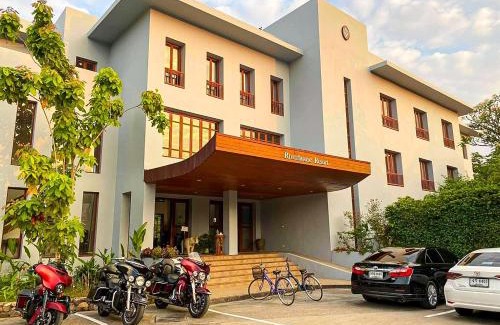 Mae Sariang Resort | Cozy Riverhouse Resort: Oceanfront Poolside Getaway