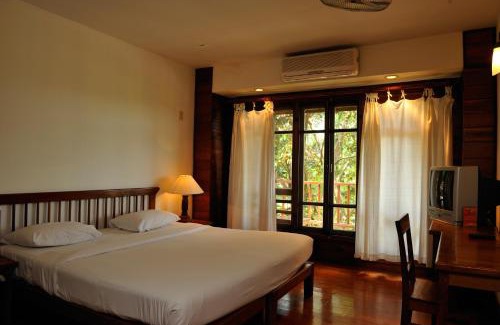 Mae Sariang Resort | Riverside Retreat: The Teak House with Ocean Views