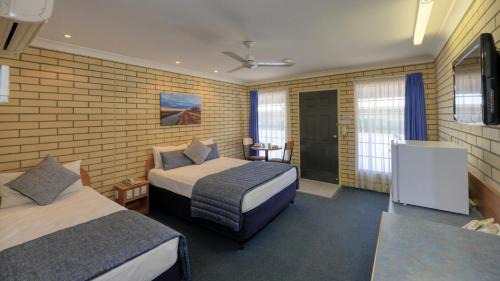 St. George Hotel | Comfortable Riverland Motor Inn with Pool and Dining Options