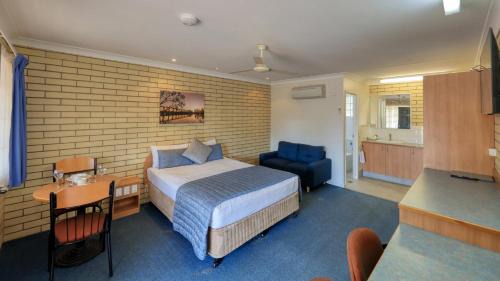 St. George Hotel | Comfortable Riverland Motor Inn with Pool and Dining Options