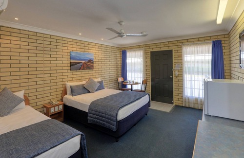 St. George Hotel | Relaxing Stay at Riverland Motor Inn & River's Restaurant
