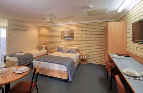 St. George Hotel | Relaxing Stay at Riverland Motor Inn & River's Restaurant