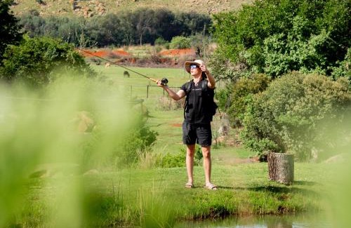 Tonteldoos Ski Chalet | Riverman Cabin: Pet Friendly Retreat with Breakfast Included