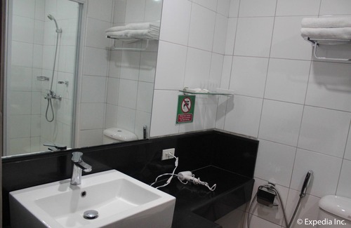 Sarrat Hotel | Discover Rivermount Hotel and Resort with Pool & Dining