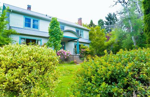 Whiteaker House | Cozy Riverpath Inn: Guest Rated 9.3 with Kitchen Amenities