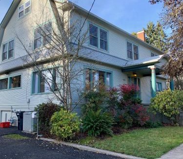 Whiteaker House | Cozy Riverpath Inn: Guest Rated 9.3 with Kitchen Amenities