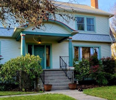 Whiteaker House | Cozy Riverpath Inn: Guest Rated 9.3 with Kitchen Amenities