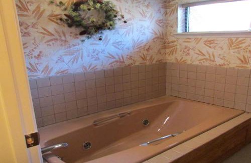 McCall Apartment | Rivers Bend: Family-Friendly Retreat with Pool Access