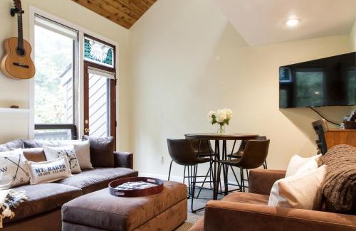 Deming House | Relaxing Rivers Edge at Snowater: Pet-Friendly Retreat