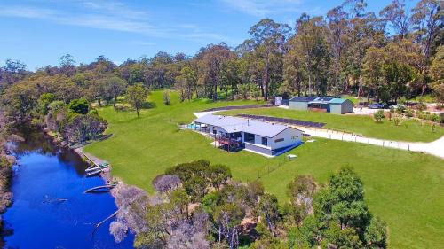 Toorloo Arm House | Rivers Edge: Family-Friendly Stay with Pool Access