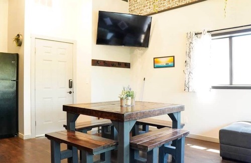 Niles Apartment | Rivers Edge Lofts - Unit 6: Guest Rated 9.4, Family Friendly!