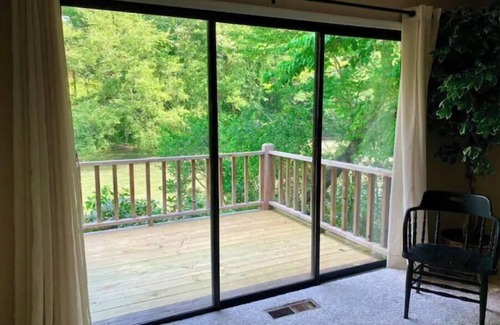 Hayesville Cottage | River’s Edge Retreat: Breathtaking Views & Family-Friendly Fun