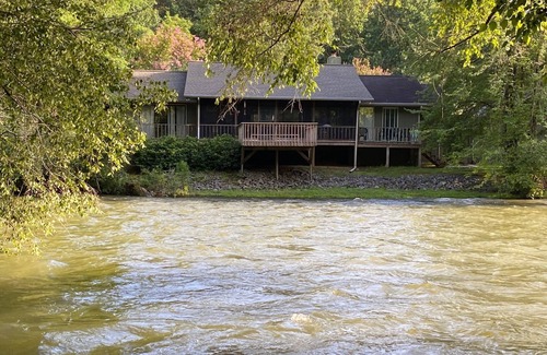 Hayesville Cottage | River’s Edge Retreat: Breathtaking Views & Family-Friendly Fun